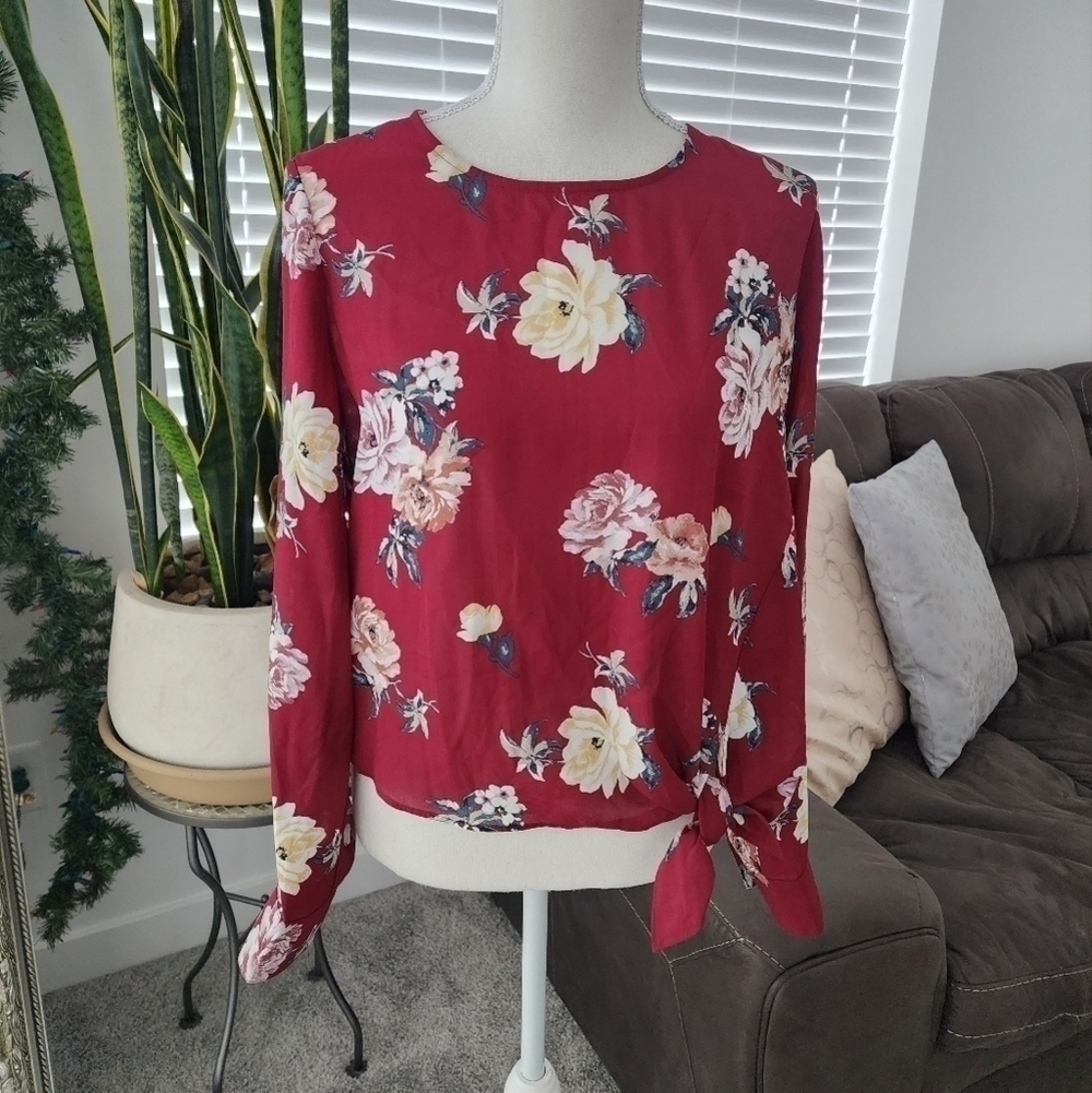 Nine Britton Floral Long sleeve side knot blouse. Size small. New without tags.